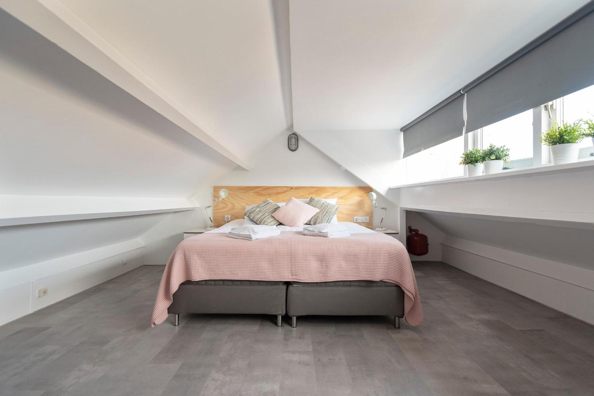Apartment Bed & 023